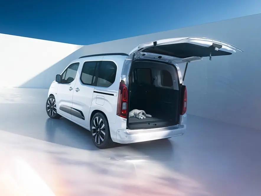 Opel Combo Electric con portellone aperto e vano bagagli