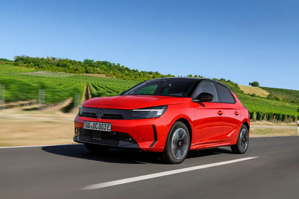 Opel Corsa Electric rossa, vista anteriore su strada