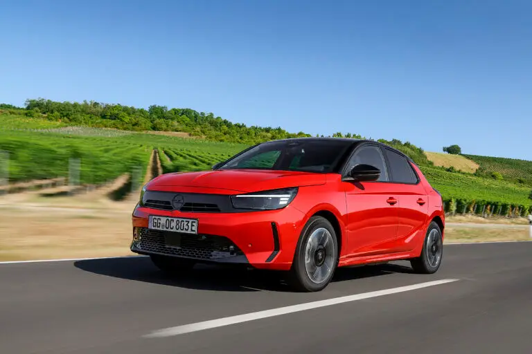 Opel Corsa Electric rossa, vista anteriore su strada
