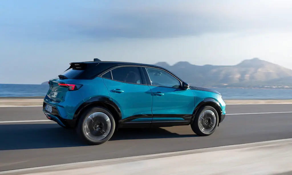 Opel Mokka Electric blu, design posteriore