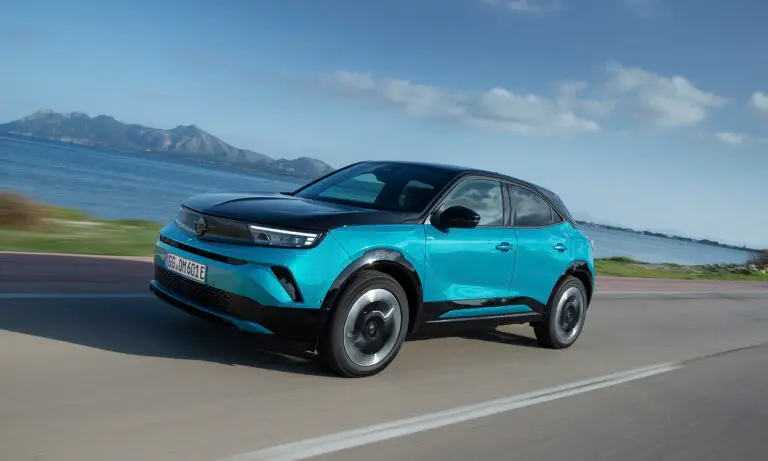 Opel Mokka Electric blu, vista anteriore su strada