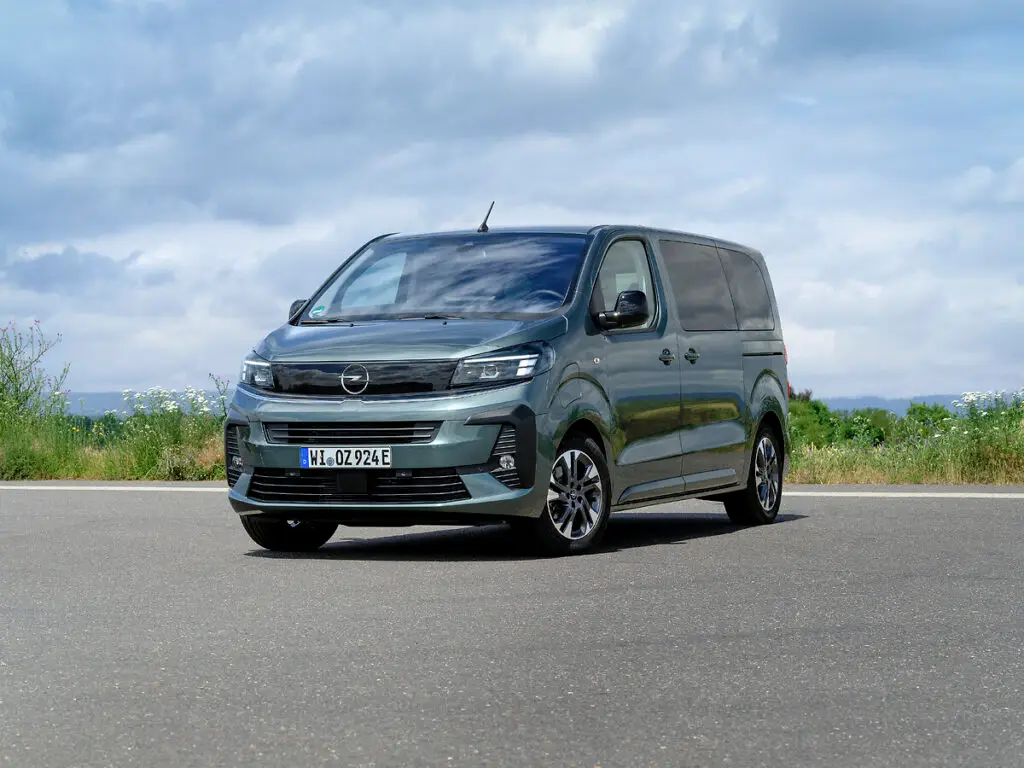 Opel Zafira Electric grigio, vista anteriore su strada